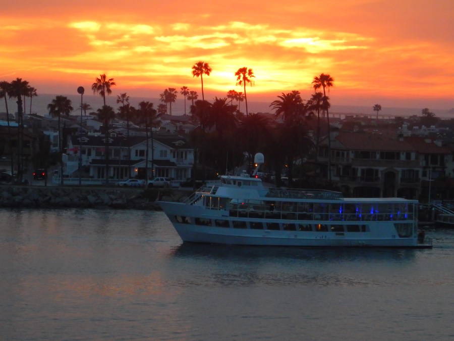 The evening harbor cruise enjoys a beautiful evening
